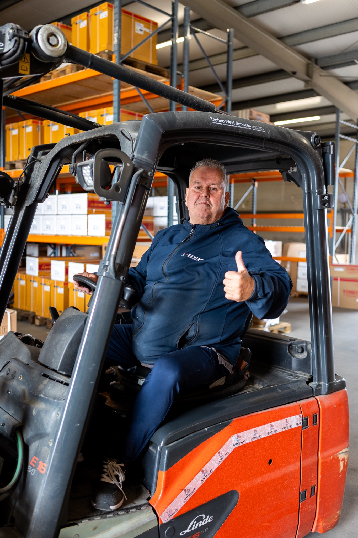 Medewerker van DonkAir op een heftruck