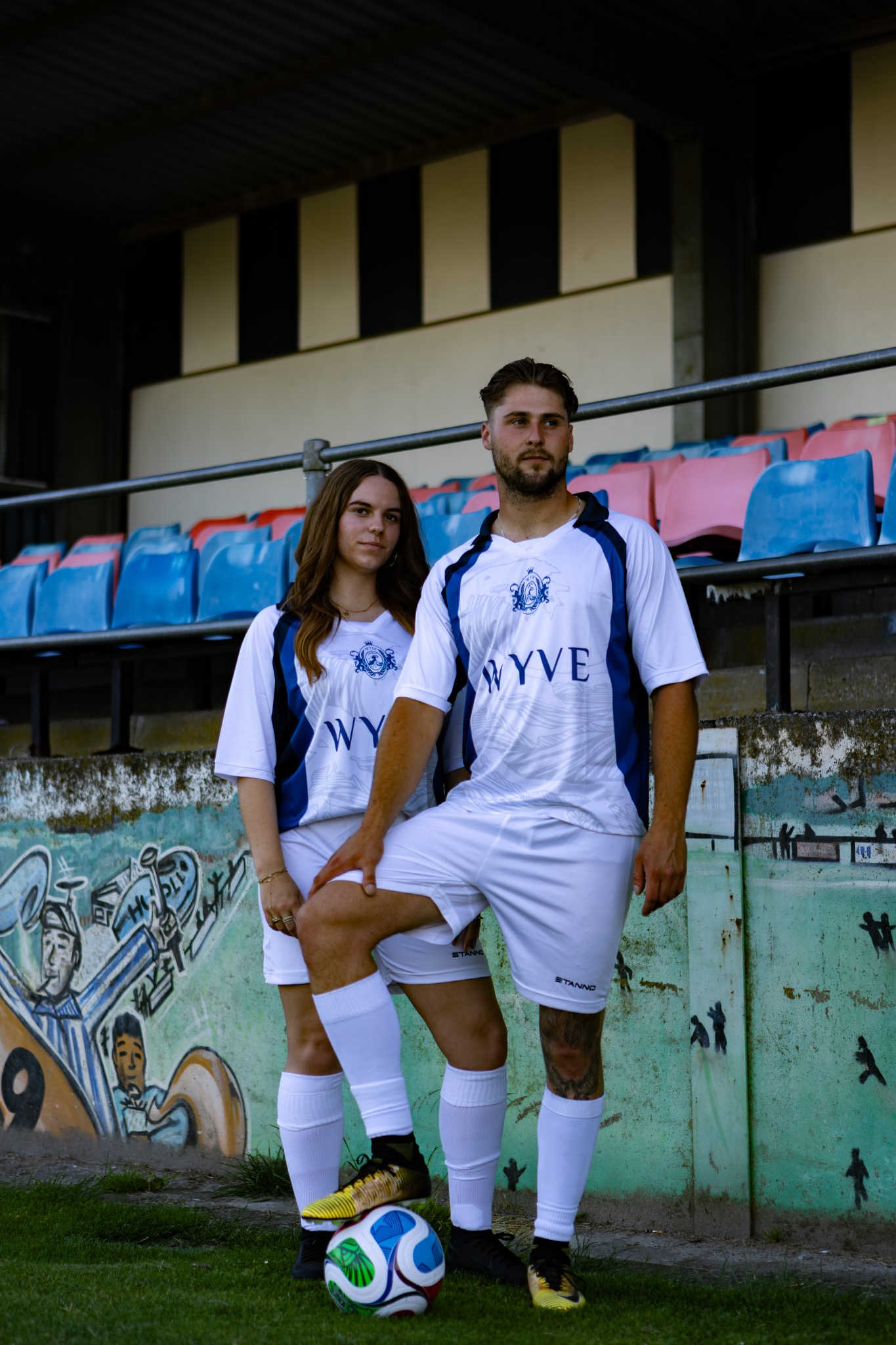 Twee modellen in kleding van WYVE Clothing