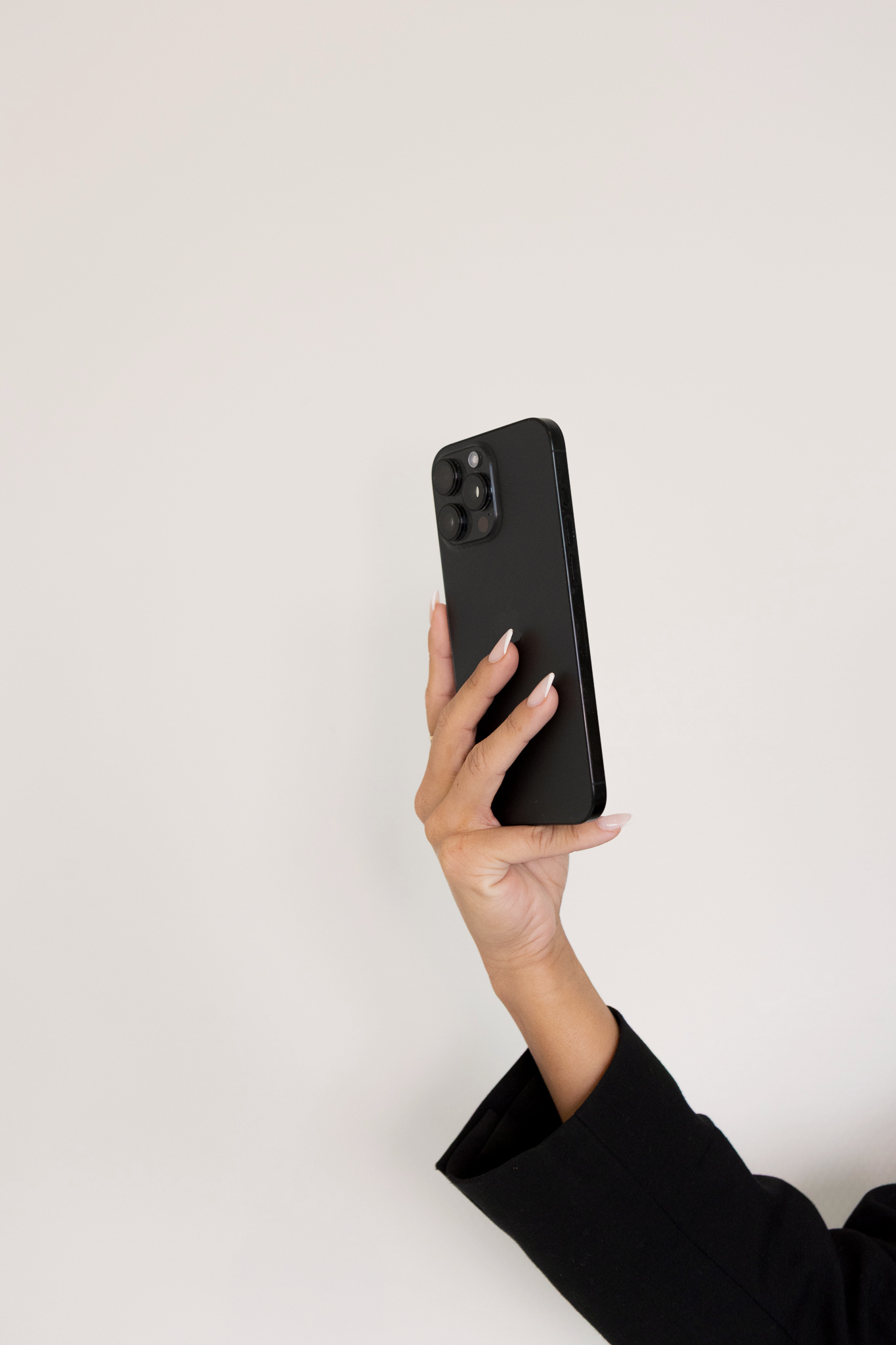 Hand met telefoon tijdens het creëren van content