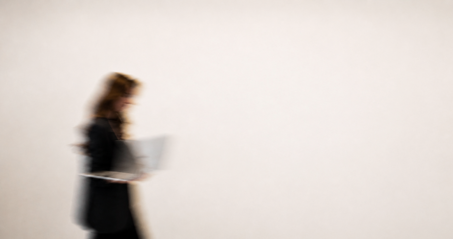 Lorindy van LVR Creative Marketing in beweging met haar laptop