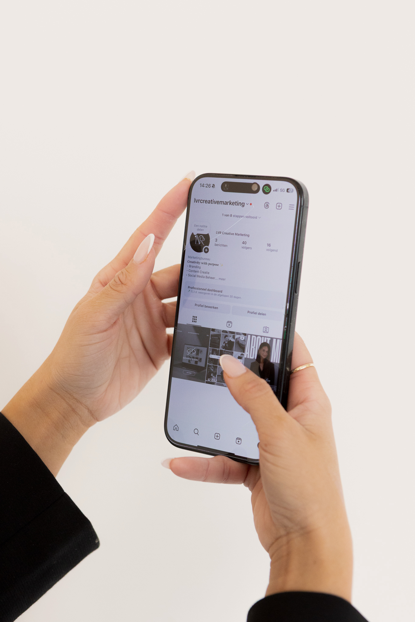 Social media beheer op de telefoon van LVR Creative Marketing