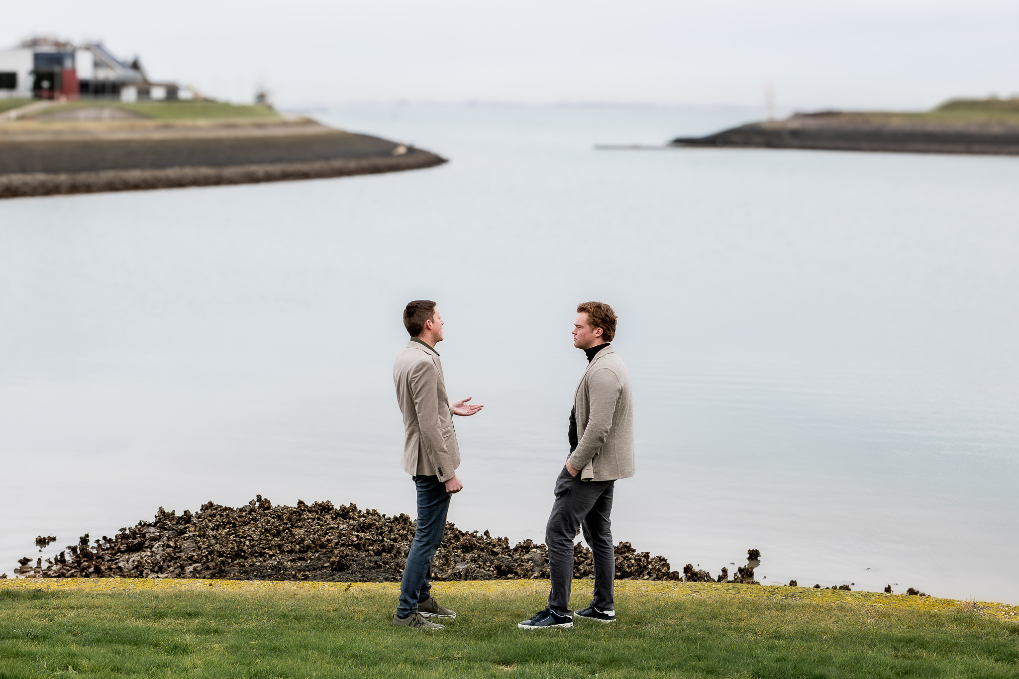 Twee medewerkers van Systeco tijdens een brandingfotoshoot aan het water
